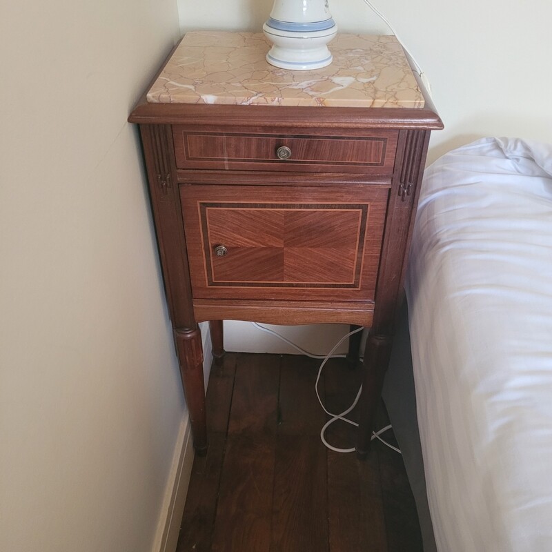Table de chevet en bois plaqué avec dessus de marbre rose - H 82 x P 35 x L 42 cm