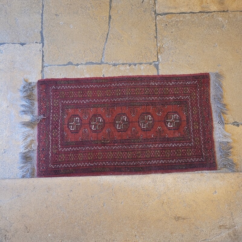 Petit tapis rouge géométrique à franges 55x113
