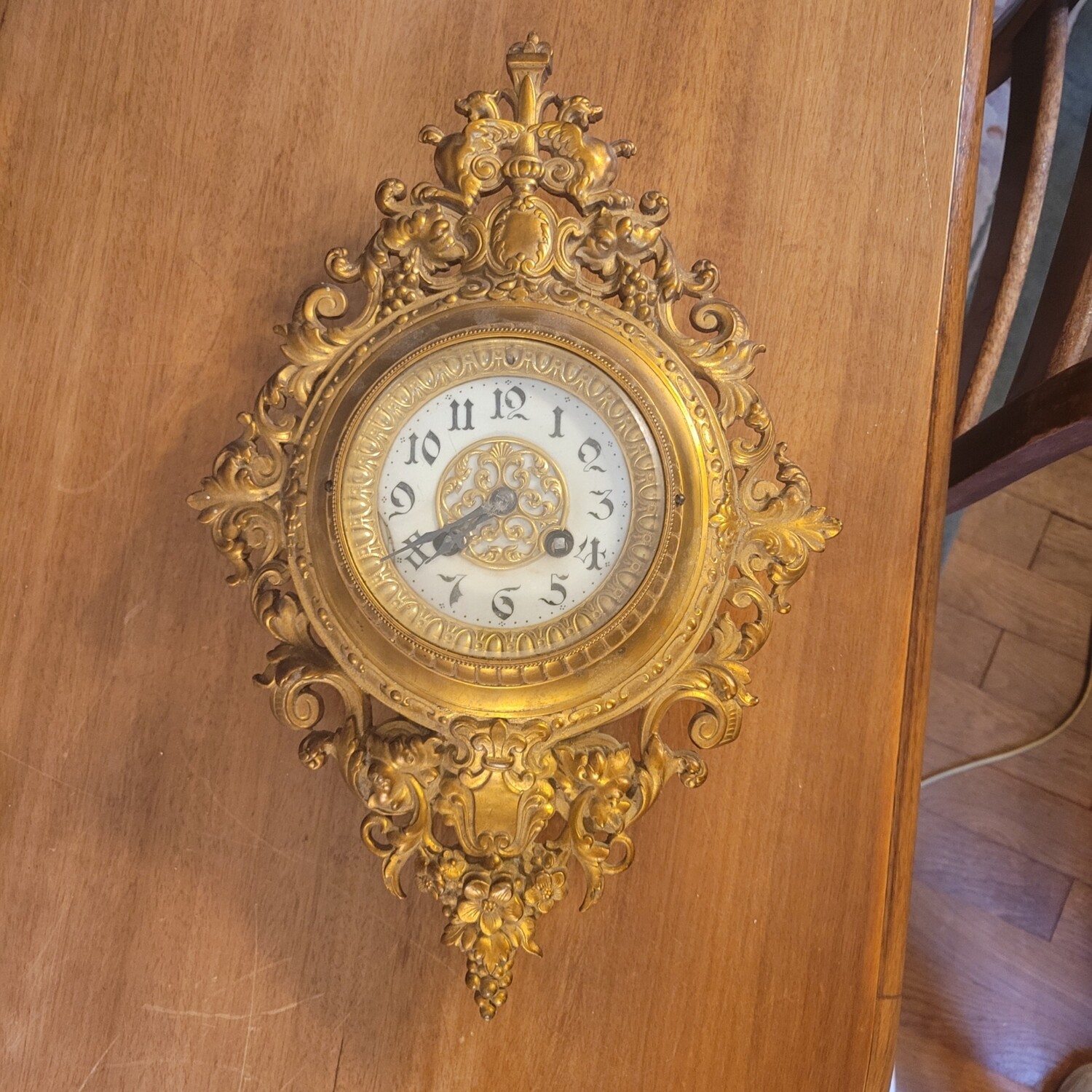 Pendule en métal doré