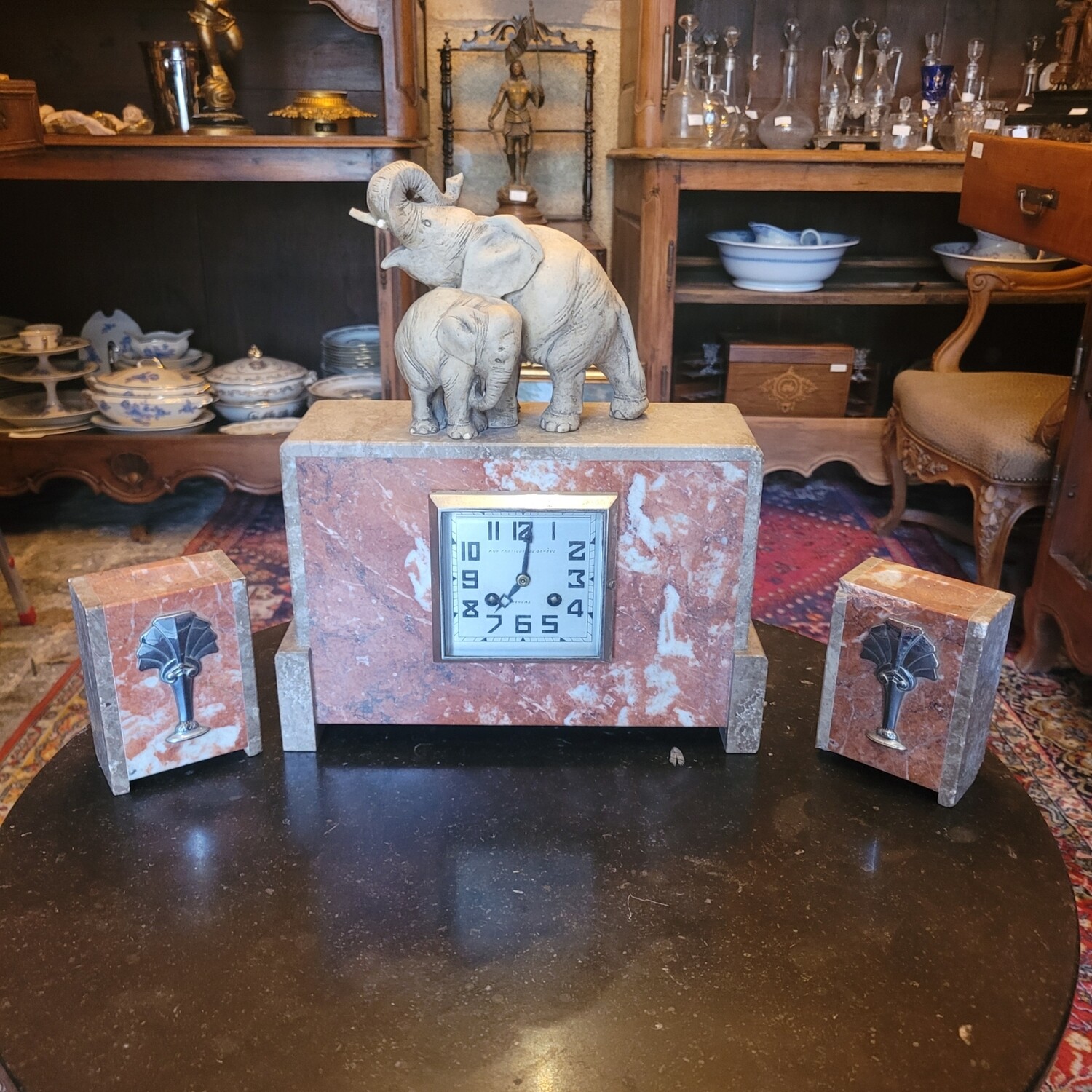 Pendule éléphant en marbre rose