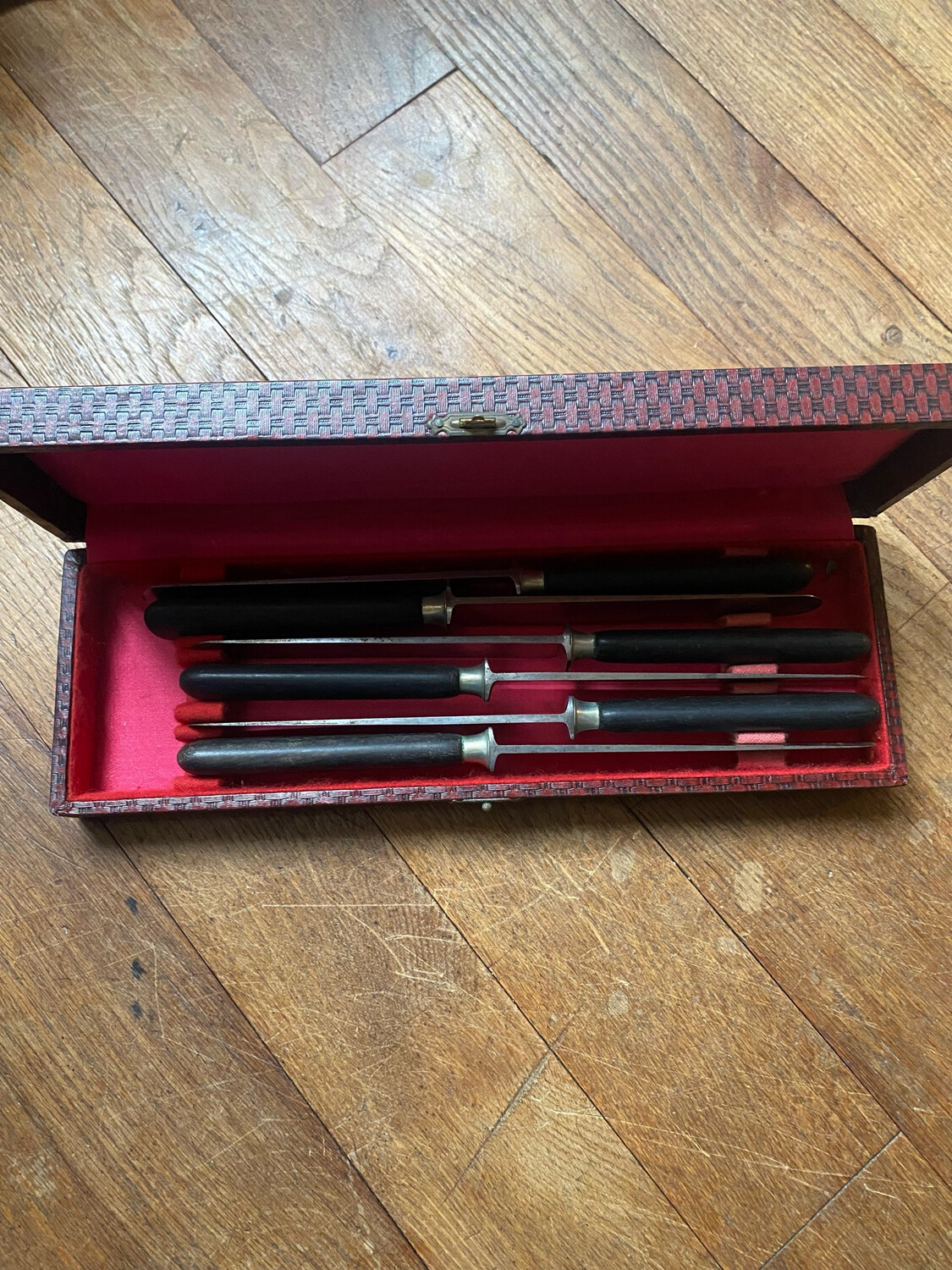 Coffret de 6 couteaux en bakelite