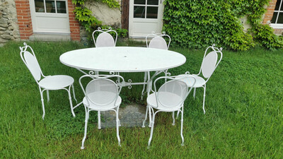 Salon de jardin, en métal rechampi blanc perforé comprenant une table oblongue et six chaises au modèle