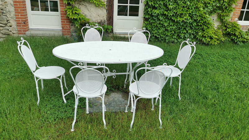 Salon de jardin, en métal rechampi blanc perforé comprenant une table oblongue et six chaises au modèle