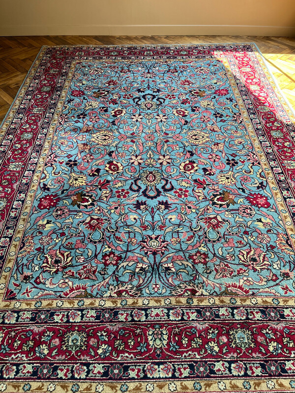Tapis sur fond bleu - 328x229 cm