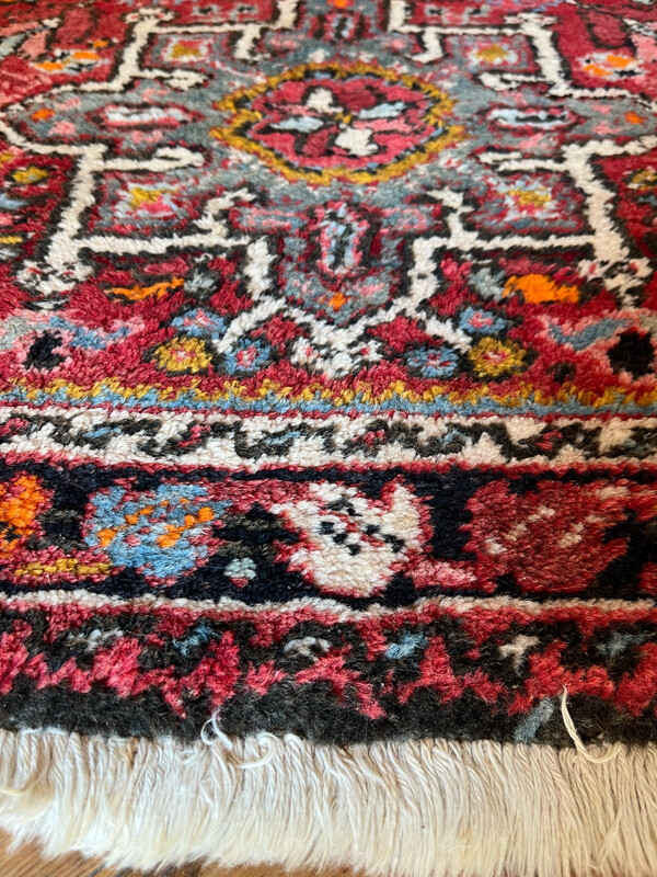 Tapis sur fond rouge - 125x75 cm