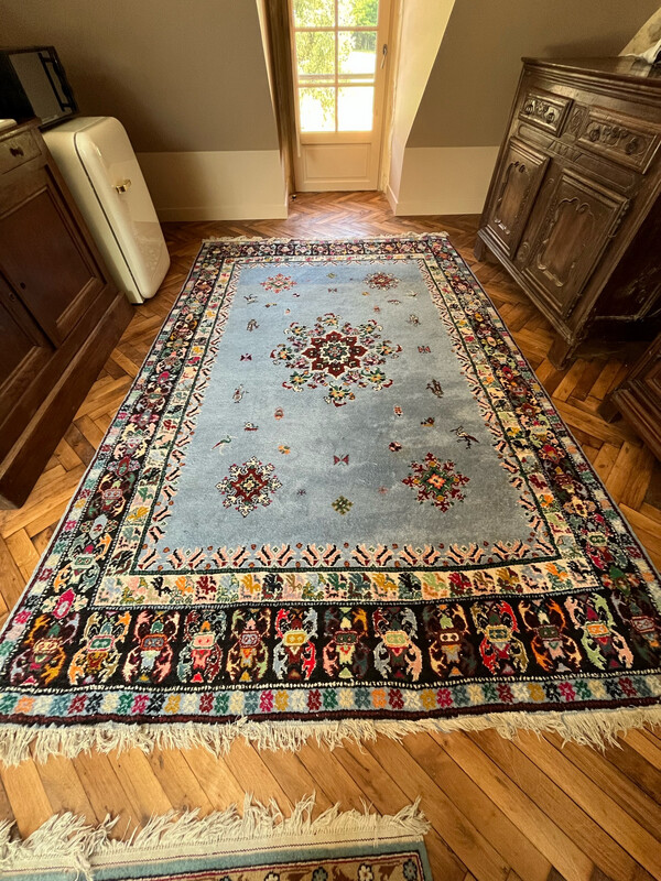 Tapis sur fond bleu 300 x 200 cm