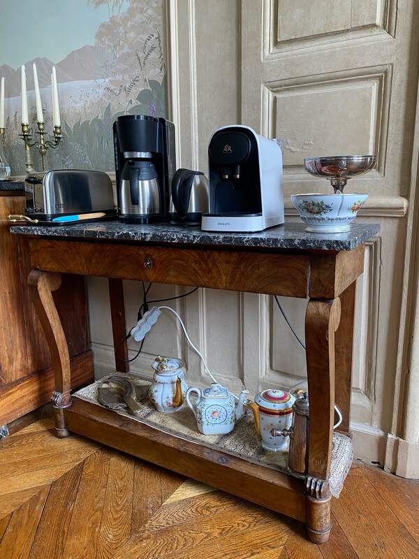 Table en marbre, de style restauration avec griffe h_84,5 cm ; l_113 cm ; p_44 cm