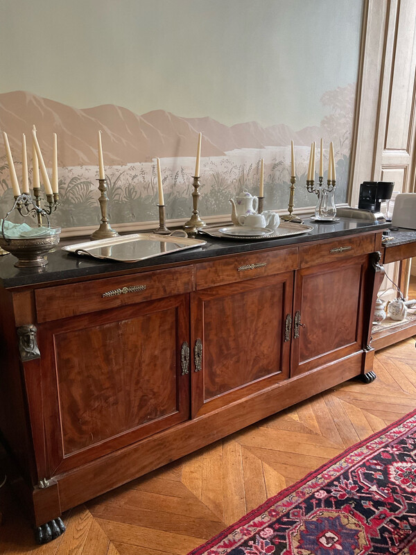 Meuble en marbre de l’époque restauration avec griffe h_100cm ; l_215 cm ;  p_58 cm