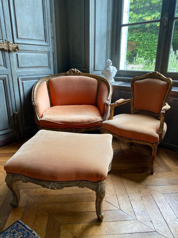 Deux fauteuils et son repos pied