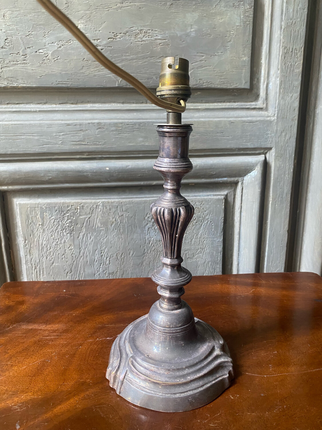 Bougeoir métal argenté monté en lampe - h 30cm