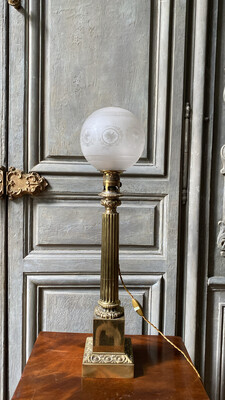 Grande Lampe à pétrole en laiton, travail de la maison Vernet ; h : 75 cm