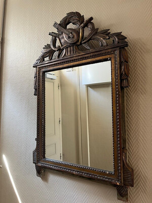 Miroir en bois patiné sommé d'attributs musicaux. Style Louis XVI 81 x 56 cm