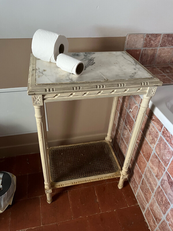 Table en bois peint style Louis XVI avec marbre blanc - 47 x 33 x 75