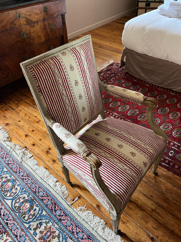 Fauteuil en bois mouluré , dossier plat avec des roulettes - H90