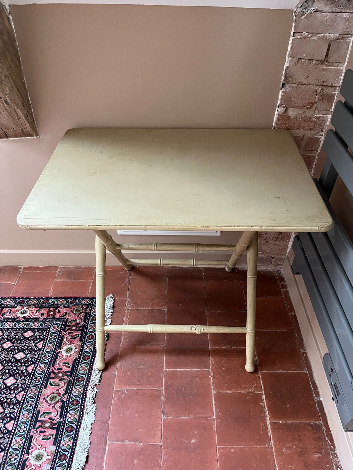 Table pliante en bois laqué crème et à l’imitation du bambou - 65 x 50 x 73 cm