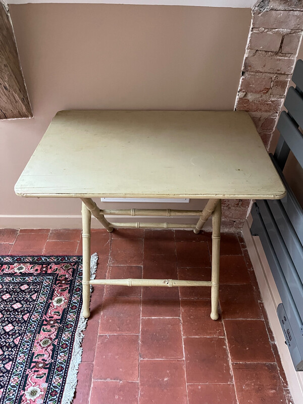 Table pliante en bois laqué crème et à l’imitation du bambou - 65 x 50 x 73 cm