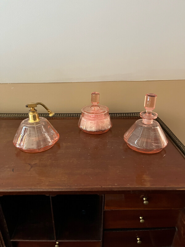 Ensemble de trois flacons à parfum rose