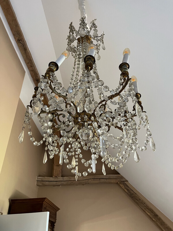 Lustre à huit bras de lumière, armature de métal doré - H 85 cm