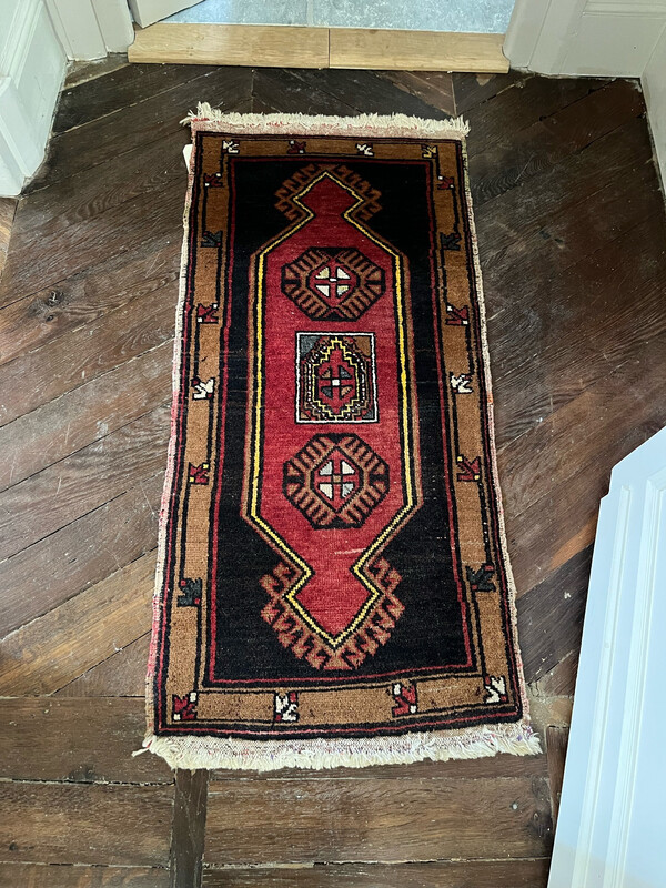 Tapis sur fond noir et rouge - 117 x 52 cm