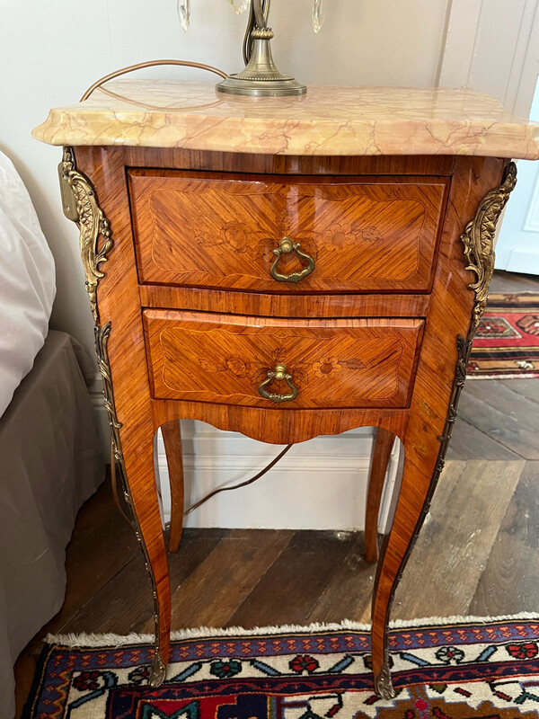 Paire de chevet de style Louis XV en marqueterie, poignée et décoré bronze - H 71 x 27,5 x 41 cm