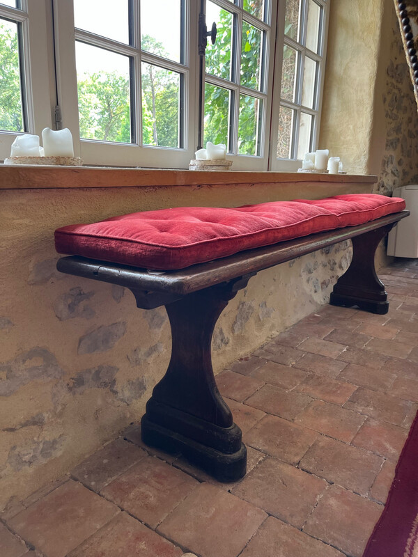 Banc en bois avec coussin rouge