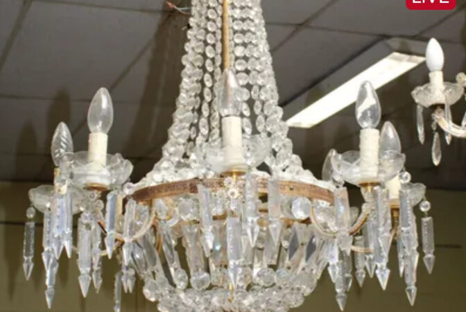 Lustre corbeille à huit bras de lumière à pampilles et fusettes de verre, monture en métal doré - h 100 cm env.