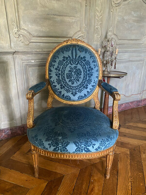Paire de fauteuils à dossier médaillon de style LXVI à large assise en bois doré et sculpté