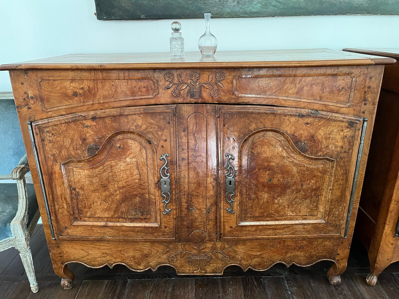 Buffet en noyer mouluré et sculpté de vase fleuris - 104 x 137 x 61 cm