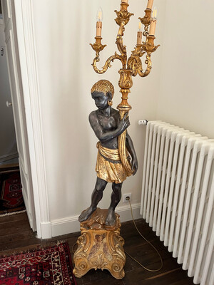 Statue d’un homme portant un flambeau avec cinq bras de lumière - H 184 cm
