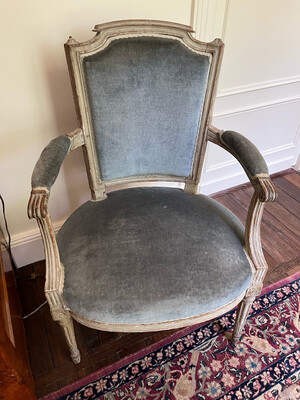 Paire de fauteuils en bois mouluré bleu, sculpté laqué crème - H 89 cm