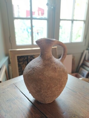 Un vase à bec verseur concave 
