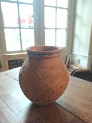Un vase à panse ovoïde avec un petit col concave 