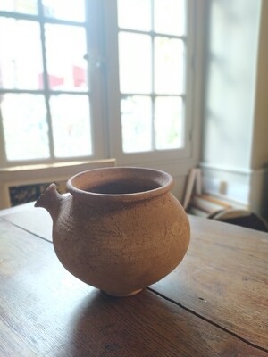 Un vase à panse ovoïde avec un petit col concave