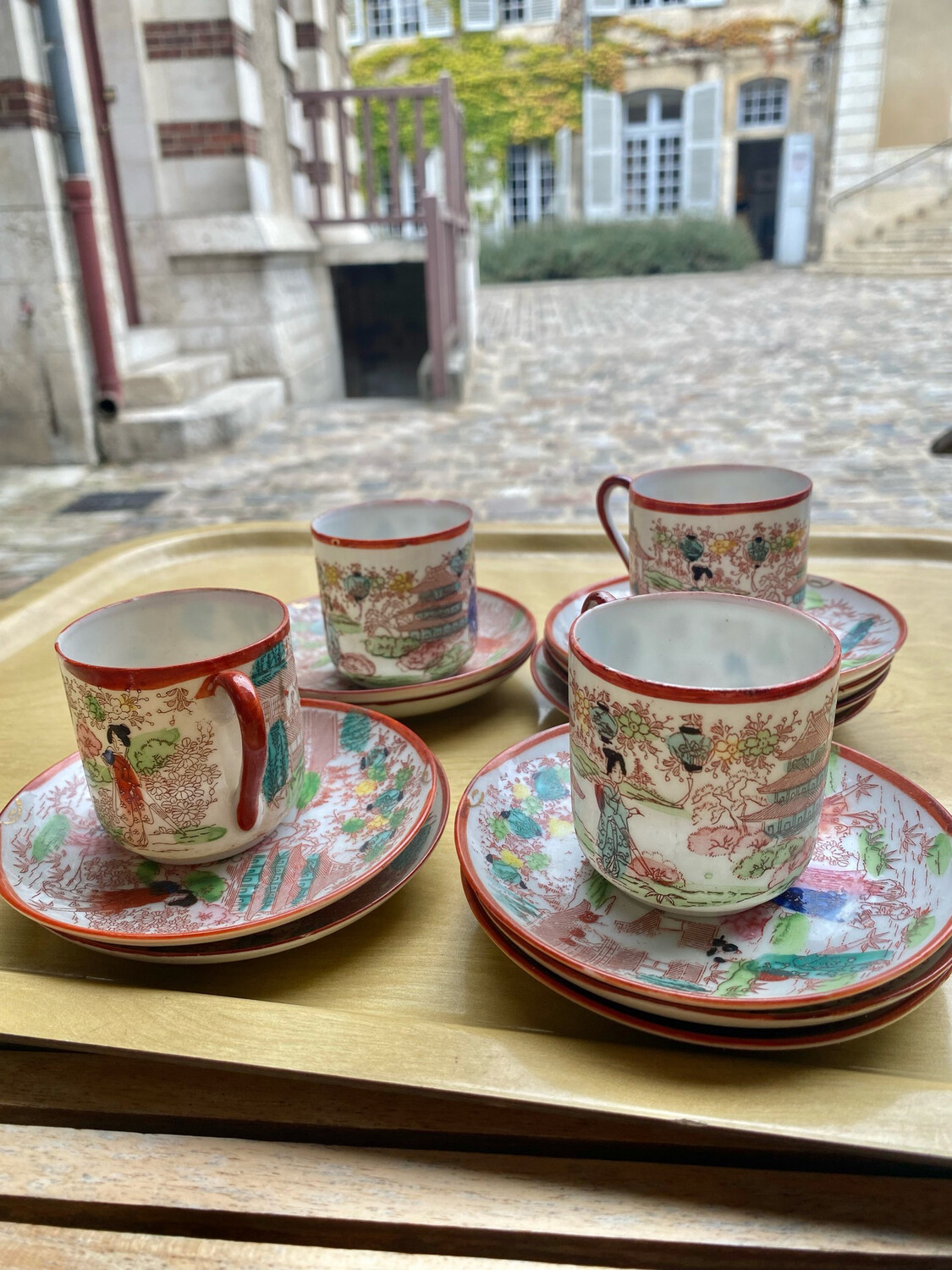 Service à thé avec 7 verres et 11 assiettes
