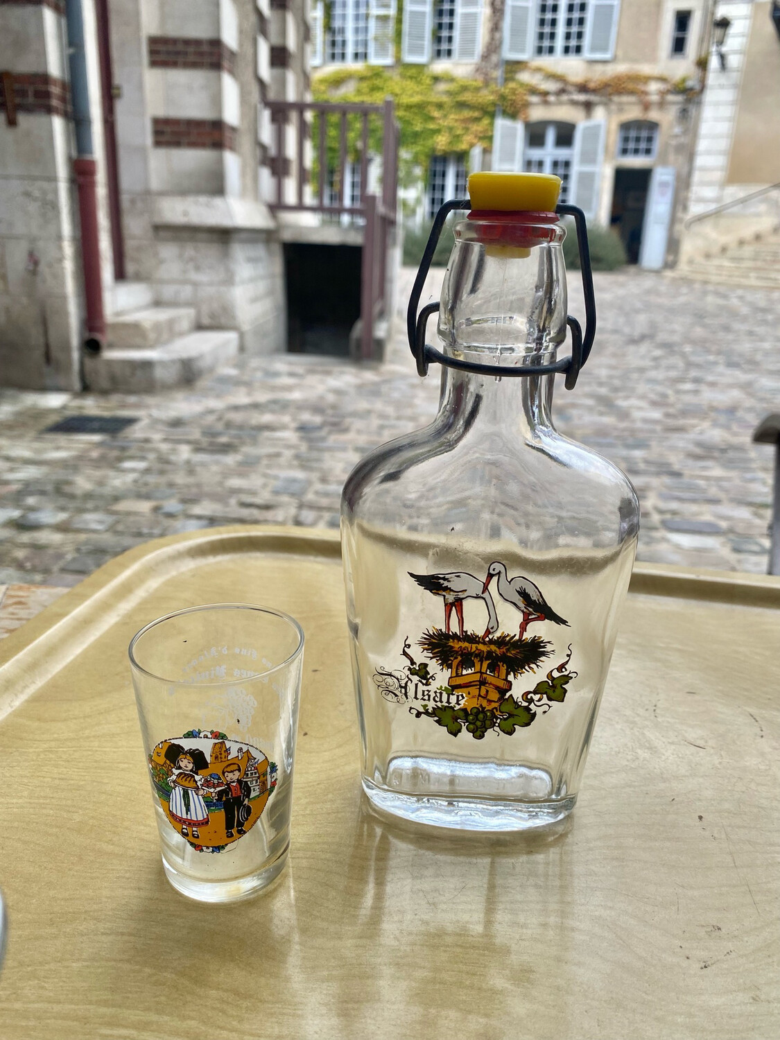 Carafe avec son verre