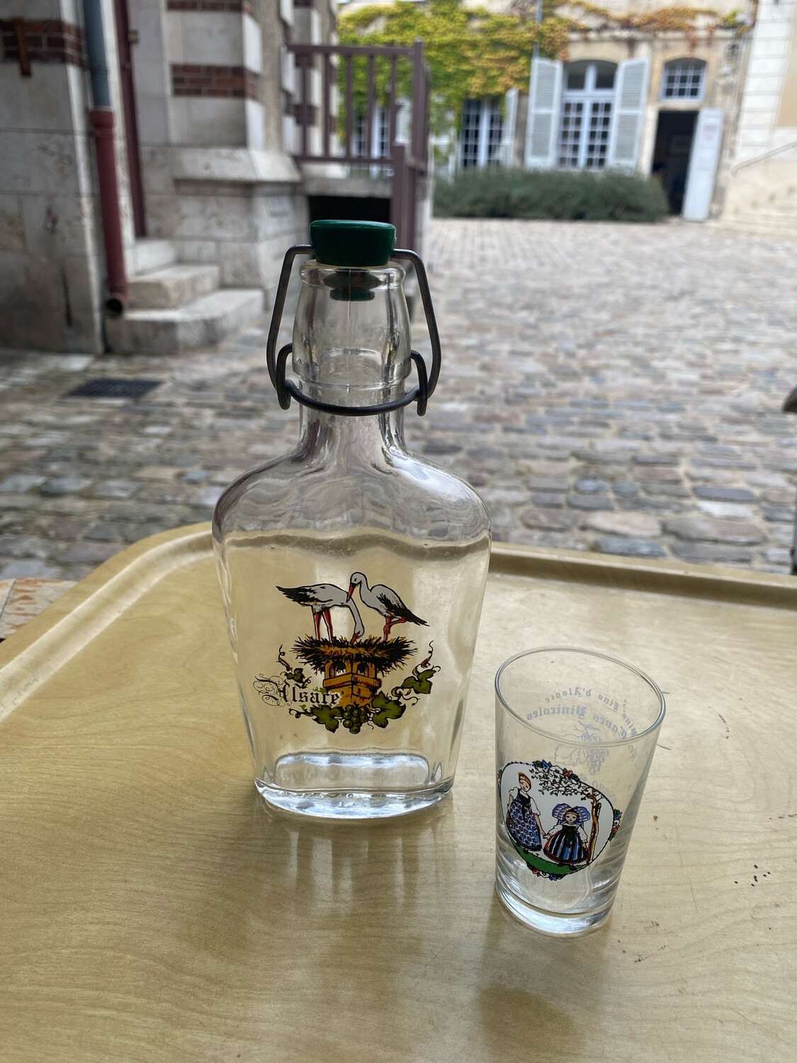 Carafe avec son verre