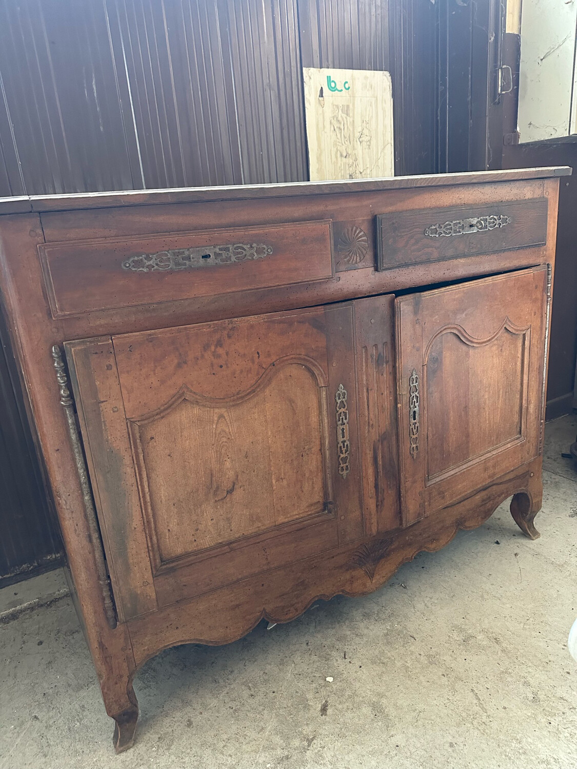 Buffet en chêne ouvrant par deux vantaux et deux tiroirs - 109,5 x 137 x 62,5 cm (fentes)
