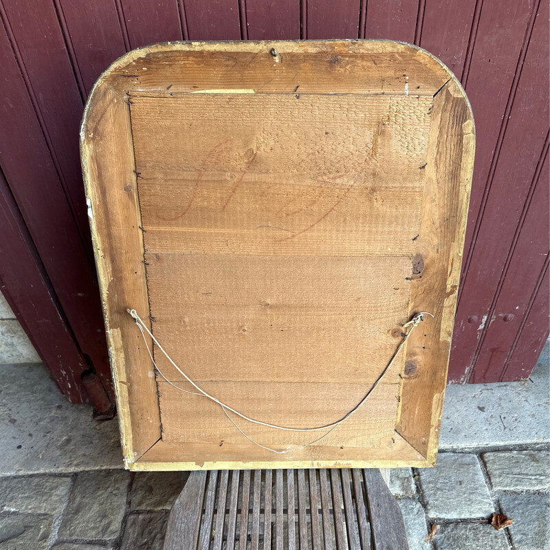 Miroir style Louis Philippe en bois et stuc doré à décor floral et de rangs de perles. 69 x 56,5 cm (quelques manques)