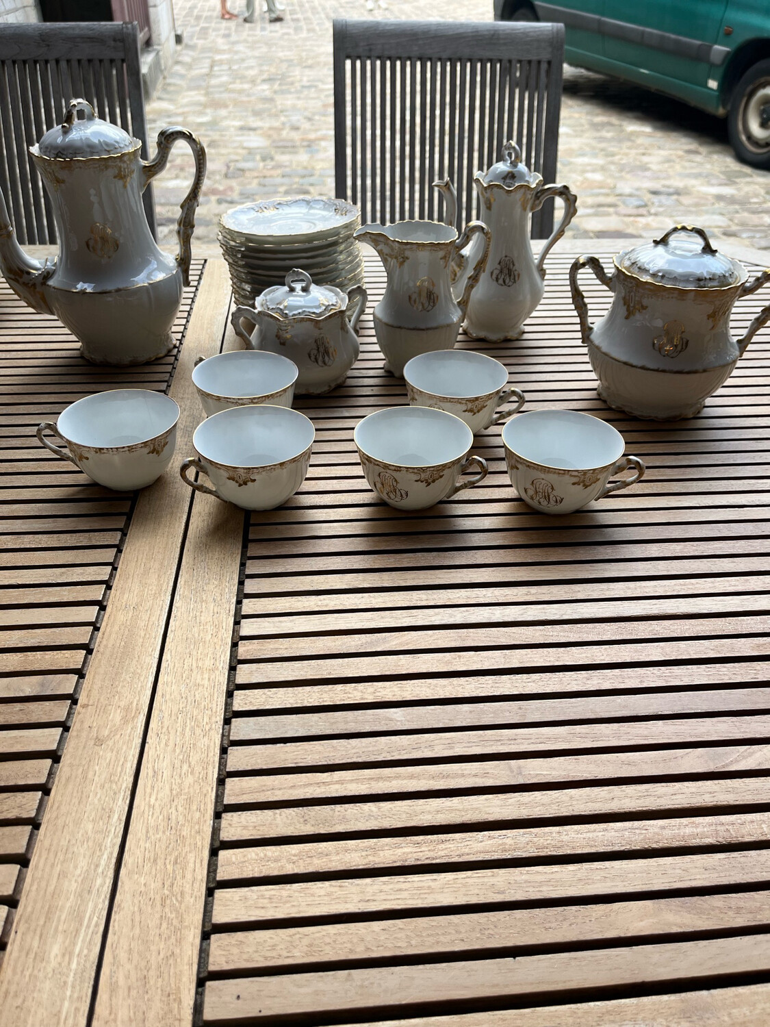 Service à café en porcelaine de Limoge à décor de motifs floraux dorés