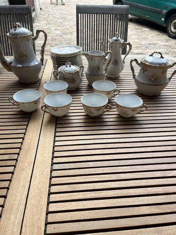 Service à café en porcelaine de Limoge à décor de motifs floraux dorés