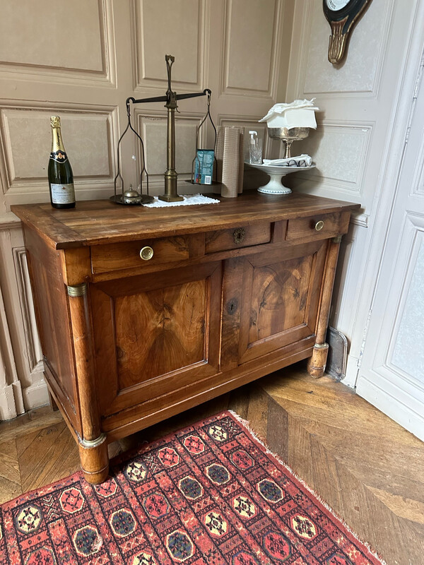 Magnifique buffet Empire en noyer ouvrant par deux vantaux et trois tiroirs en ceinture - H 94 x 57,5 x 135 cm