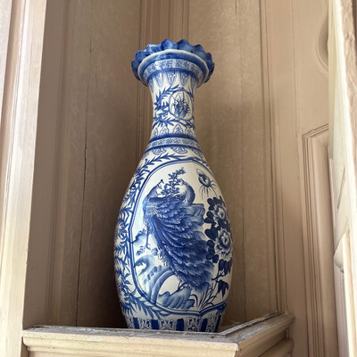 Magnifique vase en porcelaine à décor de faune et flore bleu et blanc - H 80 cm