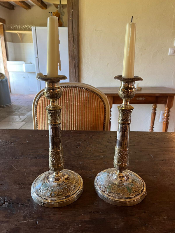 Paire de bougeoirs en métal argenté