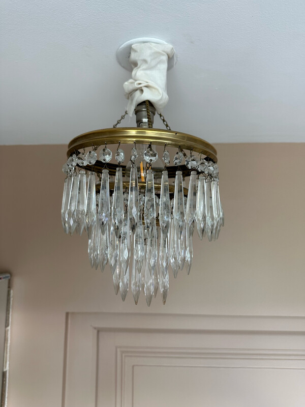 Petit lustre en cristal et en bronze