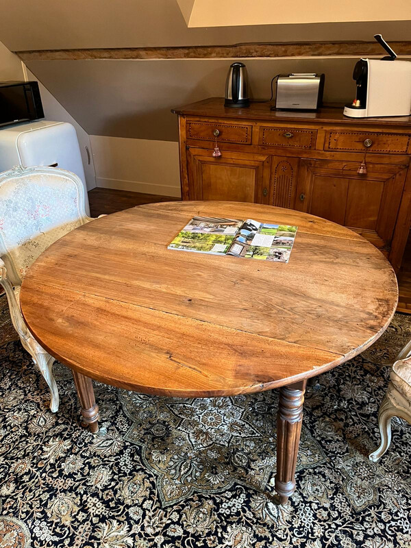 Table ronde en bois à 4 pieds moulurés