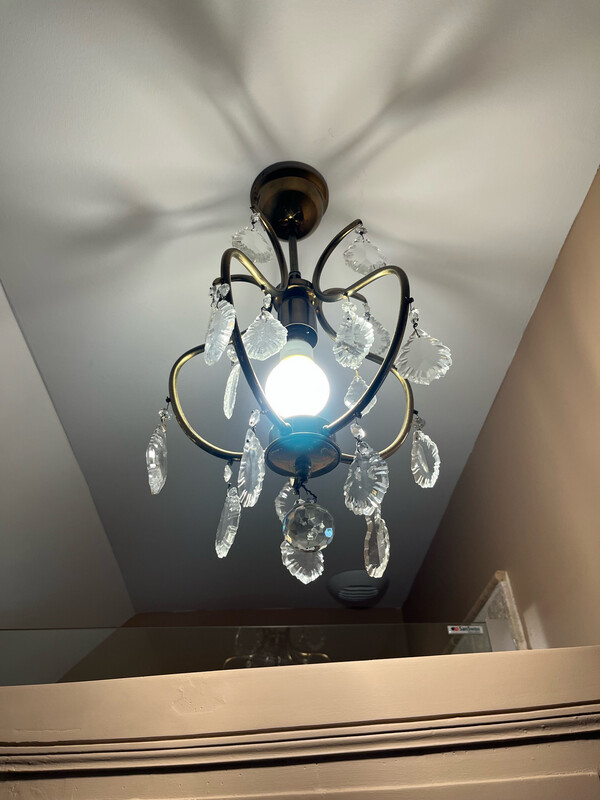 Lustre avec une ampoule centrale et pampilles -