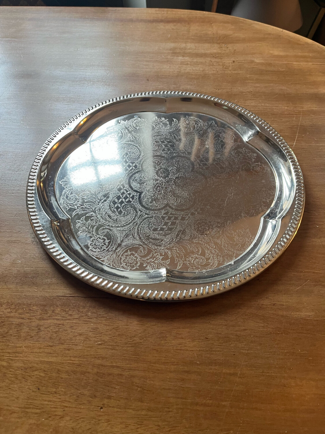 Plateau rond en métal argenté - D 36 cm