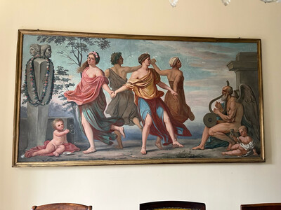 Importante huile sur toile figurant une Bacchanale. Le tableau se compose d'un groupe de femmes et d'homme vêtus dans le goût de l'antique et dansant sous forme de ronde. - 285 x 147 cm