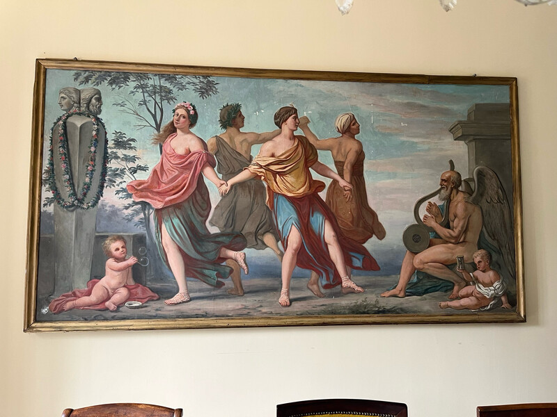 Importante huile sur toile figurant une Bacchanale.   Le tableau se compose d'un groupe de femmes et d'homme vêtus dans le goût de l'antique et dansant sous forme de ronde. - 285 x 147 cm