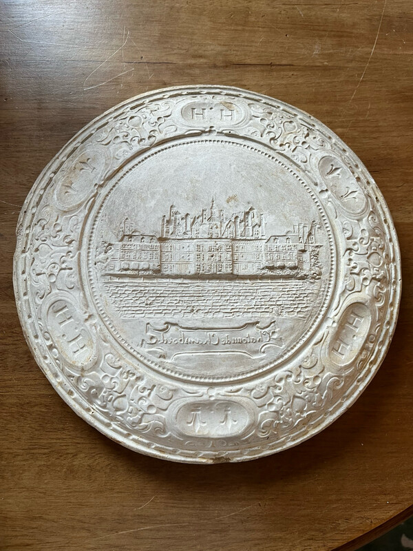 Georges DELPERIER ( 1865 - 1936). médaillons représentant le château de CHAMBORD. Sujet en plâtre. D 30 cm